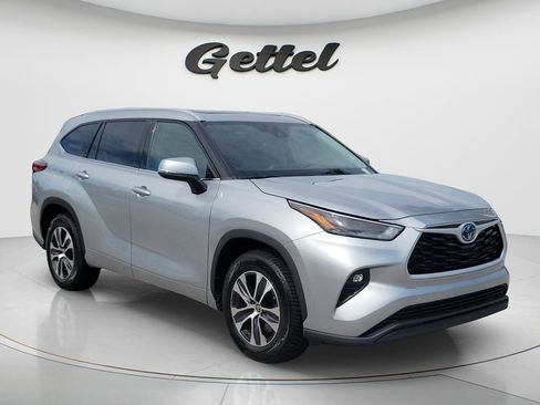 Used 2022 Toyota Highlander XLE FWD image 3