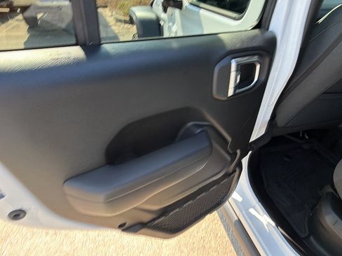 Used 2025 Jeep Wrangler Willys AWD/4WD image 22