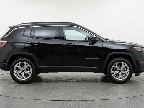 Used 2025 Jeep Compass Latitude image 11