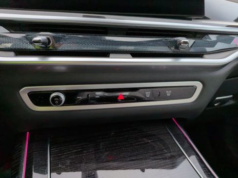 Certified 2025 BMW X7 xDrive40i w/ M Sport Package image 19