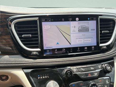 Used 2023 Chrysler Pacifica Limited FWD image 23