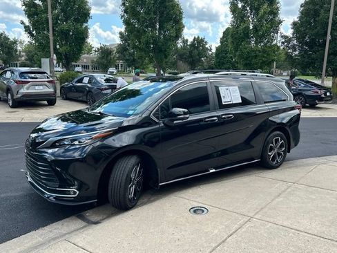 Used 2025 Toyota Sienna Platinum AWD/4WD image 3