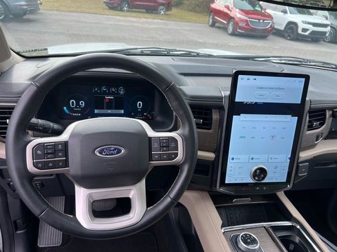 Used 2022 Ford Expedition Limited image 12