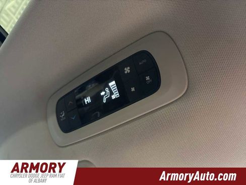 Used 2023 Chrysler Pacifica Limited image 35