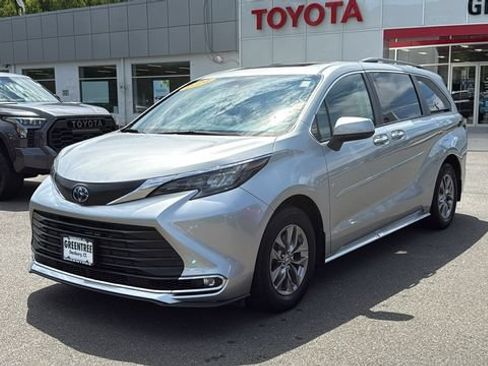 Used 2024 Toyota Sienna XLE AWD/4WD image 3