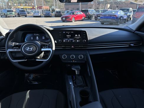 New 2026 Hyundai Elantra SE image 3