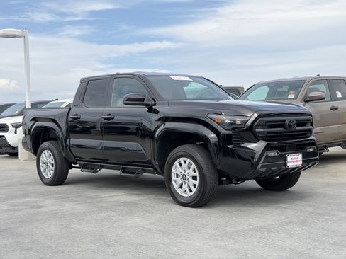 Certified 2024 Toyota Tacoma SR5 AWD/4WD image 2