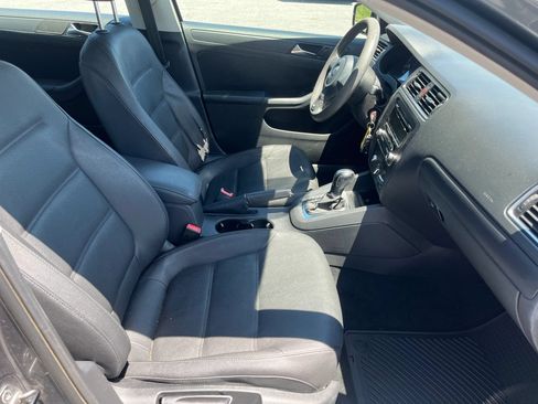 Used 2011 Volkswagen Jetta SE FWD image 12
