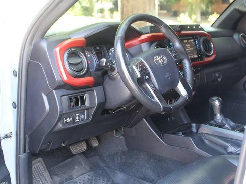 Used 2019 Toyota Tacoma TRD Off-Road AWD/4WD image 7