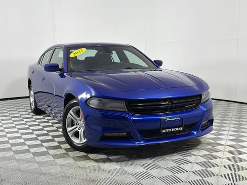 Used 2021 Dodge Charger SXT w/ Driver Convenience Group RWD image 2