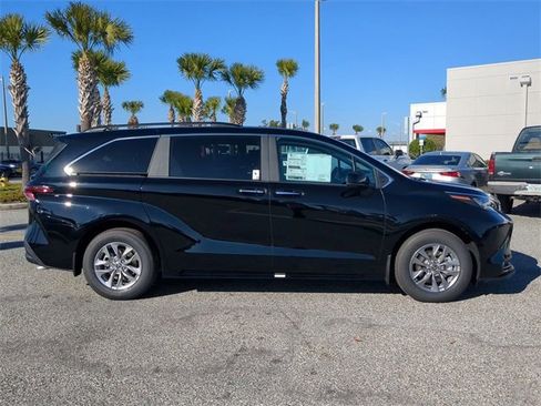 New 2026 Toyota Sienna XLE image 3