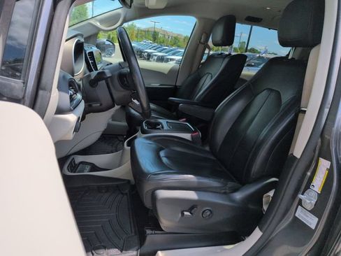 Used 2018 Chrysler Pacifica Touring-L Plus w/ Tire & Wheel Group FWD image 32