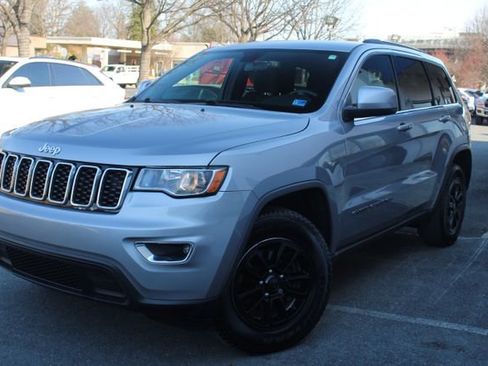 Used 2018 Jeep Grand Cherokee Laredo image 1