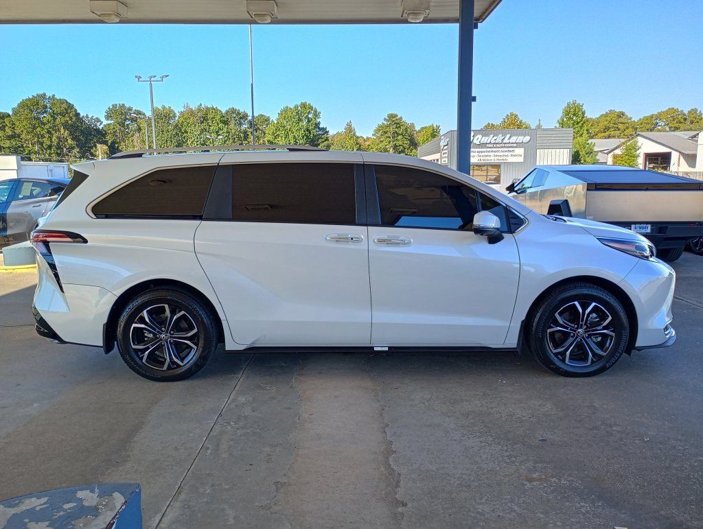 Used 2026 Toyota Sienna Platinum AWD/4WD image 7
