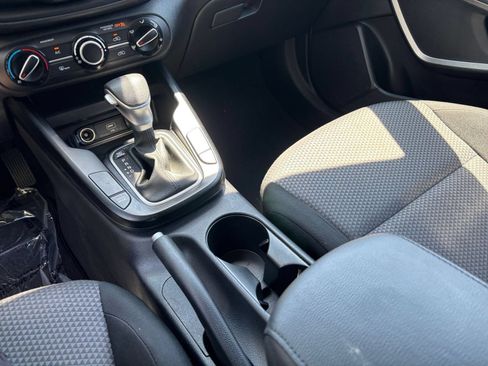 Used 2025 Kia Soul LX w/ LX Technology Package FWD image 40