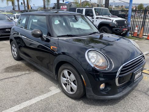 Used 2018 MINI Cooper 2-Door Hardtop image 7