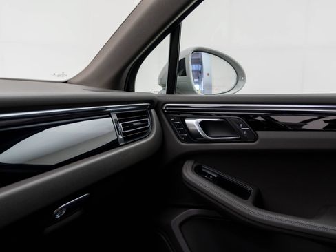 Certified 2023 Porsche Macan AWD/4WD image 34