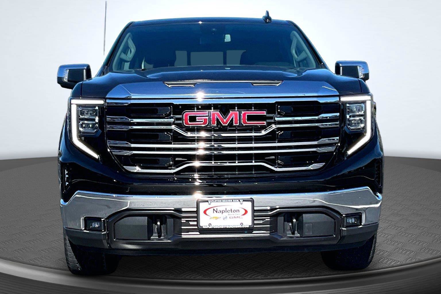 Used 2023 GMC Sierra 1500 SLT w/ SLT Premium Package AWD/4WD image 3