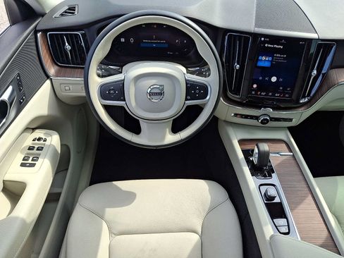 Used 2022 Volvo XC60 B5 Momentum w/ Climate Package AWD/4WD image 12