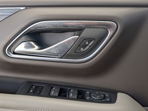 Used 2023 GMC Yukon XL SLT w/ SLT Luxury Package image 14