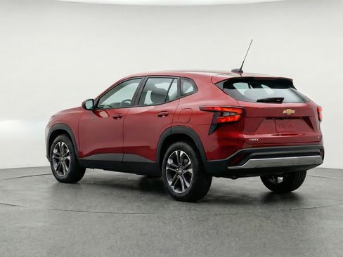 Used 2025 Chevrolet Trax LT w/ LT Convenience Package image 6