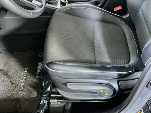 Used 2023 Hyundai Venue Limited FWD image 19