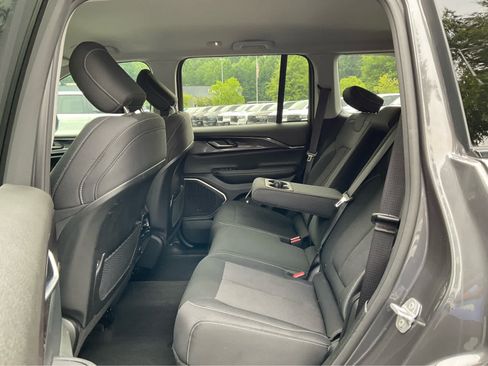 Used 2022 Jeep Grand Cherokee Laredo w/ Luxury Tech Group I RWD image 22