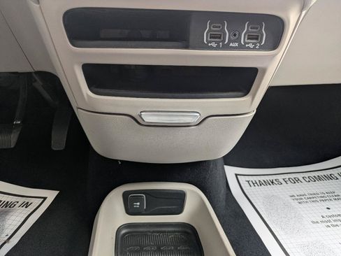 Used 2022 Chrysler Voyager LX FWD image 12
