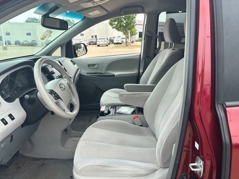 Used 2012 Toyota Sienna LE FWD image 10