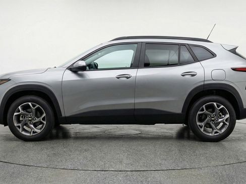 Used 2025 Chevrolet Trax LT w/ LT Convenience Package image 5