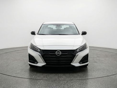 Used 2025 Nissan Altima 2.5 SV FWD image 2