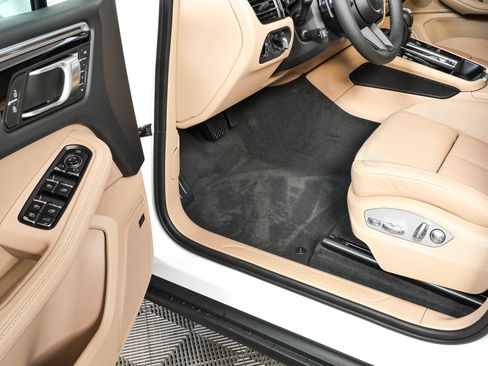 New 2026 Porsche Macan AWD/4WD image 8