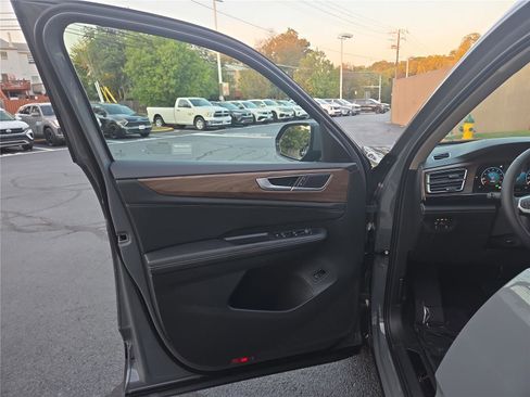 New 2026 Volkswagen Atlas SE image 11