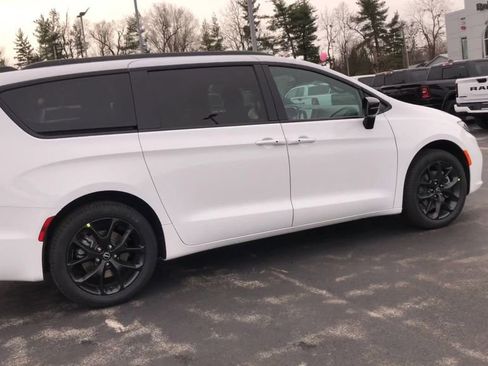 New 2026 Chrysler Pacifica Select image 8