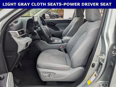 Used 2023 Toyota Highlander L image 3