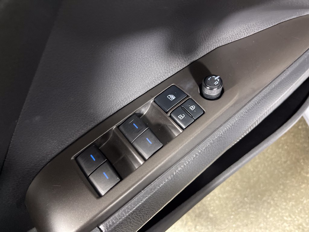Used 2021 Toyota Camry SE w/ Convenience Package FWD image 16