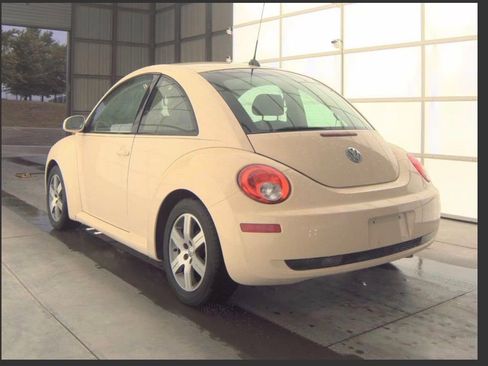 Used 2006 Volkswagen Beetle Coupe w/ Package 1 FWD image 3