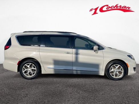 Used 2017 Chrysler Pacifica Touring-L w/ Tire & Wheel Group FWD image 28