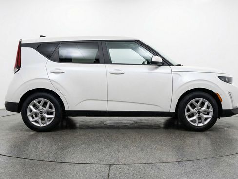 Used 2025 Kia Soul LX w/ LX Technology Package FWD image 11