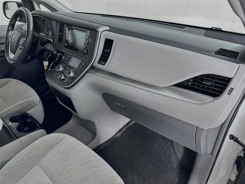 Used 2019 Toyota Sienna LE AWD/4WD image 28