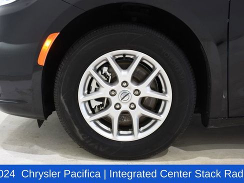 Used 2024 Chrysler Pacifica Touring-L image 6