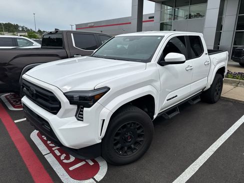 Used 2025 Toyota Tacoma SR5 RWD image 2
