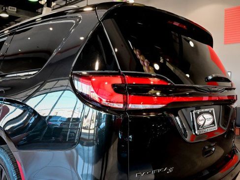 Used 2021 Chrysler Pacifica Touring-L w/ S Appearance Package image 12