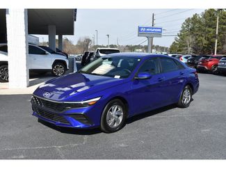 Used 2025 Hyundai Elantra SE video 1