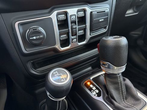 Used 2018 Jeep Wrangler Unlimited Sahara image 18