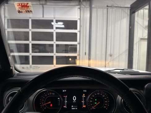 Used 2019 Jeep Wrangler Unlimited Sahara image 9