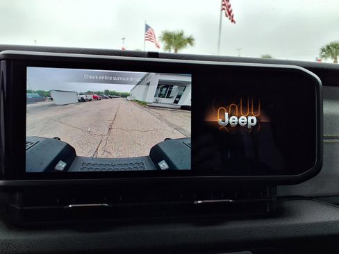 Used 2024 Jeep Gladiator Sport AWD/4WD image 5
