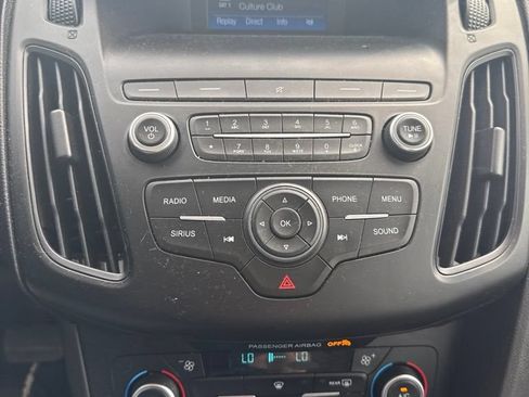 Used 2018 Ford Focus SE w/ SE Appearance Package FWD image 28