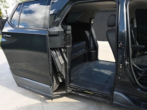 Used 2021 Chevrolet Traverse RS FWD image 9