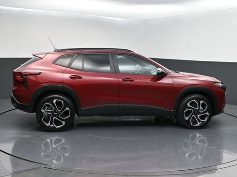 Used 2024 Chevrolet Trax RS w/ Sunroof Package FWD image 8